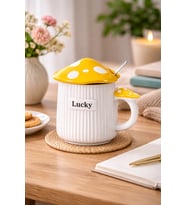 500ml Lucky Mantar Tasarımlı Kapaklı Seramik Kupa – Kaşıklı Mavi Dekoratif Kahve Kupası (SarıBeyaz)