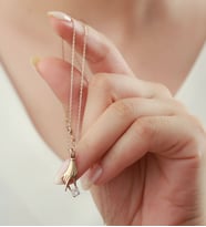 925 Ayar Gümüş Tektaşlı El Kolye