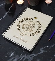 Kişiye Özel Anne Bebek Desenli Ahşap Kapaklı Defter - Ajanda - İsme Özel - A5 60 Yaprak (120 SAYFA) Hediyelik (Gold)
