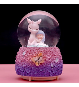 Sevimli Dostlar Temalı Orta Boy Işıklı Müzikli Kar Küresi (Pembe)
