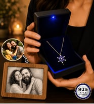Işıklı Kutuda 925 Ayar Gümüş Lotus Çiçeği Kolyesi ve Kişiye Özel Karakalem Fotoğraf Çerçevesi