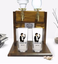 BK Gift Kişiye Özel Renkli Baskılı Hangimiz Sevmedik Çılgınlar Gibi Silüet Tasarımlı İkili Rakı Bardağı ve Çift Musluklu Doğal Ahşap Rakı Standı-2 (Model 1)