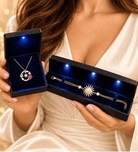 Işıklı Kutularında 925 Ayar Gümüş Set Laleli 100 Dilde Seni Seviyorum Kolye ve Gold Güneş Bileklik