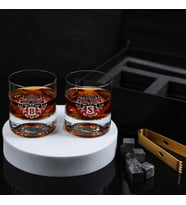Ahşap Kutulu Arma Tasarımlı Kişiye Özel Gold Maşalı ve Taşlı 2'li Viski Kadehi Seti