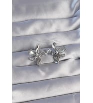 Pirinç Gümüş Renk İnci Detay Çiçek Tasarımlı Küpe - TJ-BKP9083