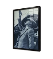 Atatürk Gökyüzüne Bakarken Çerçeveli Cam Tablo