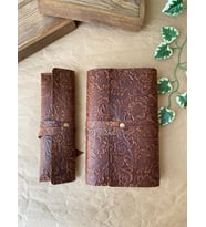 ALESTA LEATHER İsme Özel El Yapımı Hakiki Deri 2'li Hediye Seti - Kitap/Ajanda Kılıfı ve Kalemlik (Çiçek Motifli)