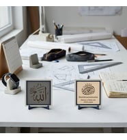 Kaliteli Deri Fon Üzerine Özenle İşlenmiş Allah İfadesi ve Rahman ve Rahim Olan Allah'ın Adıyla Yazılı İkili Özel Obje 10x10 cm, Pudra - Kül Gri