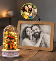 Kişiye Özel Karakalem Fotoğraflı Çerçeve ve Led Işıklı Oturan Çiftli Fanus Hediye Seti
