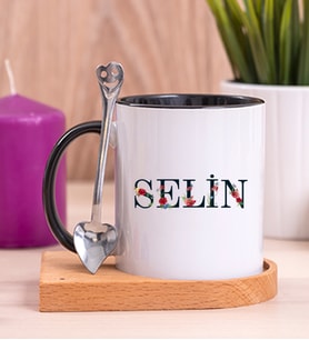 Kişiye Özel Çiçek Harf Tasarım İsim Yazılı Ahşap Altlıklı Siyah Kupa Bardak