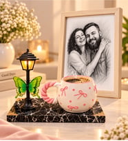 Kişiye Özel Karakalem Fotoğraflı Ahşap Çerçeve Pembe Fiyonklu Kupa ve LED Sokak Lambası Seti