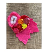 KEÇE ÜZERİ KURDELE VE ÖRGÜ ÇİÇEK TASARIM İĞNELİK BROŞ (Pembe)