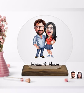 BK Gift Kişiye Özel Sevgililer Karikatürlü Yuvarlak Ahşap Standlı Biblo-105