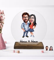 BK Gift Kişiye Özel Sevgililer Karikatürlü Yuvarlak Ahşap Standlı Biblo-105