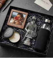 Kişiye Özel Fotoğraflı Çerçeve & Metal Kutulu Mum & Ayetel Kürsi İşlemeli Zırh Biblo & Kılıflı Cam Matara 500mL Hediye Seti (Gümüş)