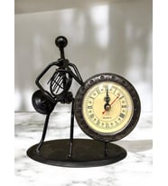 Kişiye Özel Fransız Kornosu Çalan Dekoratif Metal Tasarım Masa Saati 17 Cm X 16 Cm 7,5 Cm (Beyaz)