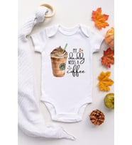 Unisex Bebek Beyaz Daddy Needs Coffee Frappe Kısa Kollu Çıtçıtlı Body