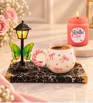 Pembe Fiyonklu Kupa Bardak, Sokak Lambası ve Kokulu Cam Mum Seti – Siyah Mermer Tasarımlı Kaideli