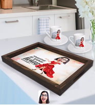 BK Gift Kişiye Özel Kadın Nihayetinde Karikatürlü Doğal Ahşap Tepsi ve 2’li Kahve Fincan Seti-1