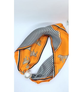 Turuncu Desenli İncili Fular Kolye (44 cm)