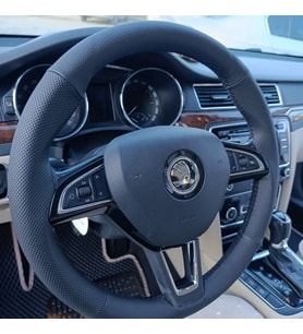 DİKİŞLİ DİREKSİYON KILIFI NOKTALI/ SİYAH DERİ SİYAH DİKİŞLİ SKODA SÜPERB OCTAVİA KAMİQ KODİAQ İÇİN