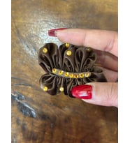 TAŞLI KABARTMA BROŞ YAKA İĞNESİ GİYİM AKSESUARI 5X2 CM (Kahverengi)