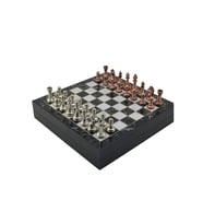 GiftHome Orta Boy Antik Metal Klasik Satranç Takımı ve Mermer Desenli Sandıklı MDF Tahtası (30X30X6 cm.)