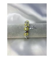 Sarı Boncuklu Sol Anahtarı Melek Uçlu Charm Bileklik Paslanmaz Çelik (Çok Renkli)