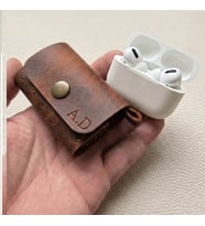 Kişiye Özel Baş Harf Baskılı , El Yapımı Hakiki Deri AirPods 1 & 2 Uyumlu Deri Kılıf (Taba)