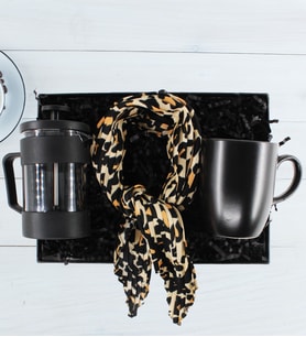 Leopar Desenli Fular & Siyah Kupa & French Press
