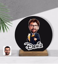 BK Gift Kişiye Özel Erkek Hakim Karikatürlü Yuvarlak Ahşap Biblo-1