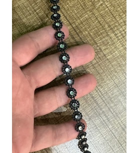 0.5 CM EN SİYAH PLASTİK TAŞLI ŞERİT BORDÜR DİKİŞ AKSESUARI (1 METRE)