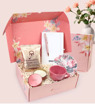 Pembe Çiçekli Kutusunda Kişiye Özel Beyaz Defter & Rose Tükenmez Kalem & Pembe Metal Kutulu Mum & Pembe Çay Fincanı & Mehmet Efendi Türk Kahvesi Hediye Seti