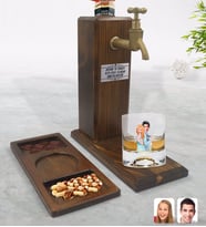 BK Gift Kişiye Özel Sevgililer Karikatürlü Viski Bardağı & Musluklu Doğal Ahşap İçki Standı & Masif Ahşap Dikdörtgen Sunum Tabağı Çerezlik Hediye Seti-87