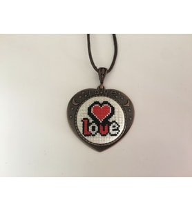 Kadın Love işlemeli Kanaviçe Kolye