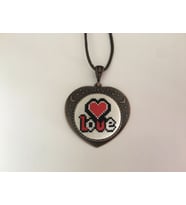 Kadın Love işlemeli Kanaviçe Kolye