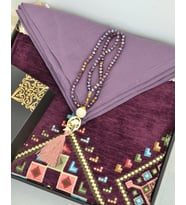Çeyizlik Hediyelik Set – Kadife Kilim Desenli Seccade, Eşarp, Kristal Tesbih ve Özel Kutu (Mor)