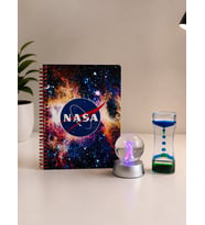 NASA Masa Üstü Hediye Seti – Spiralli Defter, Astronot Kristal Küre LED Lamba, Damla Zamanlayıcı