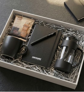Kişiye Özel Siyah Defter & Roller Kalem & French Press & Kupa & Pratik Filtre Kahve Hediye Seti