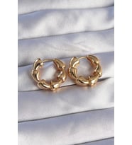 Pirinç Gold Renk Damla Kıvrım Tasarımlı Halka Küpe TJ-BKP9084