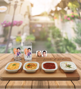 BK Gift Kişiye Özel Sevgililer Karikatürlü 2’li Rakı Bardağı ve Meze Tabaklı Doğal Masif Ahşap Servis Sunum Tepsisi Model 3