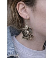 Mystic Scare Charm – Figürlü Gümüş Renk Unisex Sallantılı Küpe