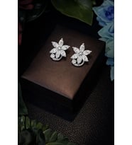Işıltılı Çiçek Zerafeti – 5 Yaprak Baget Taşlı Premium Küpe (Gümüş)