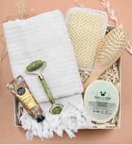 Peştemal & Yeşim Taşı Yüz Masaj Aleti & Ahşap Tarak & Eyüp Sabri Tuncer El ve Vücut Kremi & Sabunlu Sünger & Duş Kesesi Hamam Ve Spa Hediye Seti