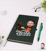 BK Gift Kişiye Özel Erkek Piyanist Karikatürlü Yeşil Termo Deri Defter Kalem Seti Model 1