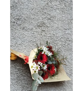 Bej kraft kağıtta kırmızı gerbera ,ve beyaz papatya buketi