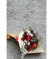 Bej kraft kağıtta kırmızı gerbera ,ve beyaz papatya buketi