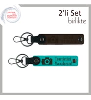 Kamera Desenli Hediye Takım, Fotoğrafçılara Özel İsim Yazılabilen 2’li Anahtarlık, K Kahve-K Turkuaz