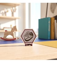 Kaligrafik Ve Rabbeke Fe Kebbir Yazılı Dekoratif Parça, Yaşam Alanlarına Estetik ve Manevi Zarafet Katan Masaüstü Objesi 10x10 cm