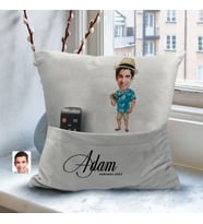 BK Gift Kişiye Özel Tatilci Adam Karikatür Tasarımlı Organizer Kumanda ve Atıştırmalık Cepli Gri Kırlent Yastık-1 Arkadaşa Hediye, Cepli Yastık
